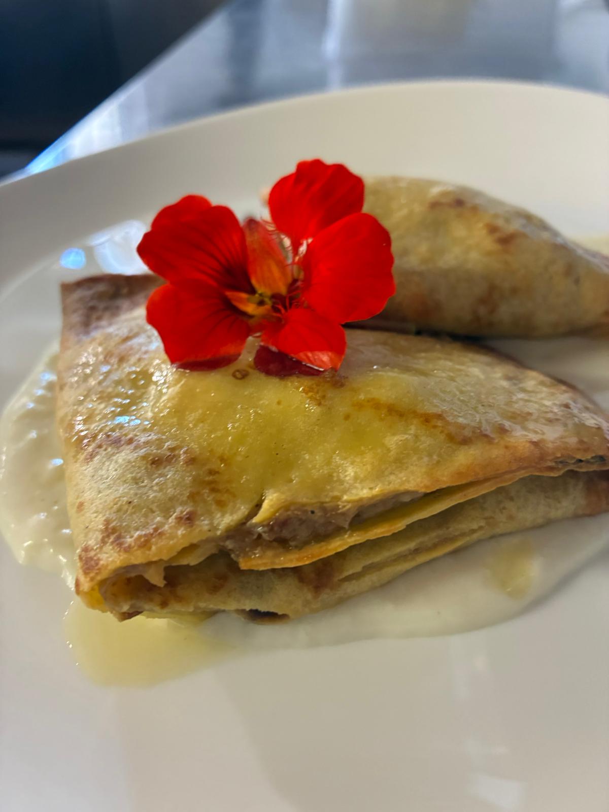 Crespella salsiccia e funghi, burro alle erbe