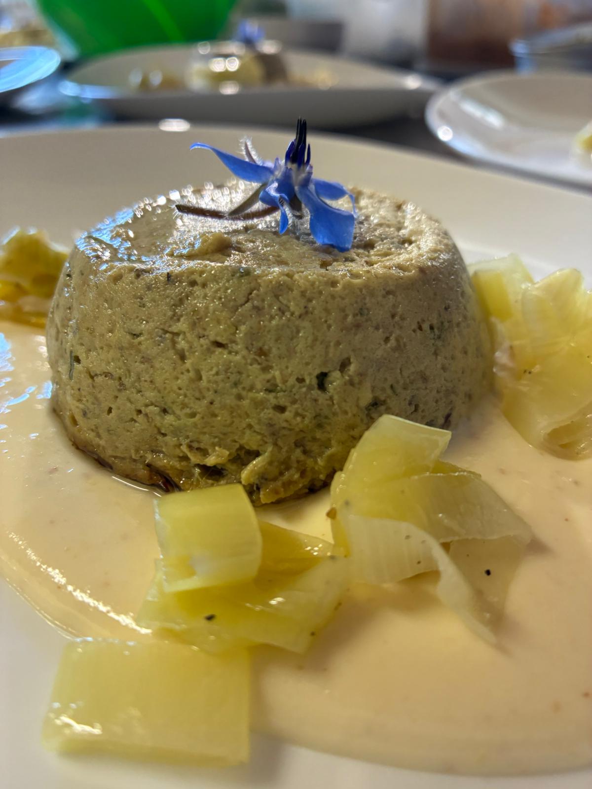 Sformatino carciofi, porro spadellato, vellutata di grana